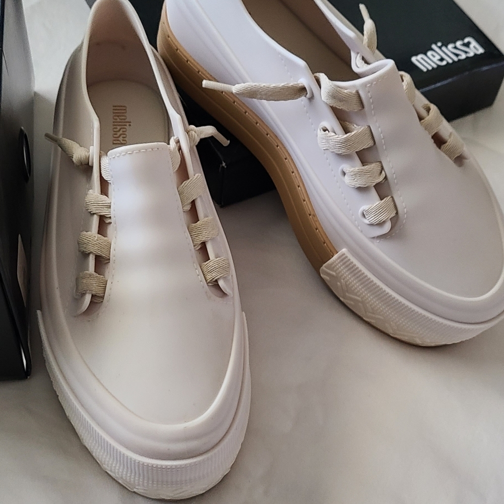 Melissa sneaker, size 8